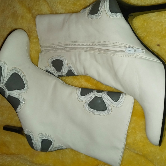 Woman's shoe***FINAL** - Picture 2 of 8